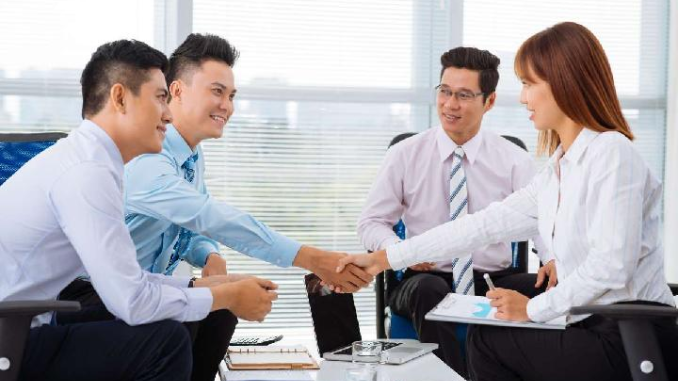 Pelajari peran ekonomi kreatif dalam memajukan pertumbuhan ekonomi Indonesia serta peluang yang dapat Anda manfaatkan melalui investasi saham dan inovasi.