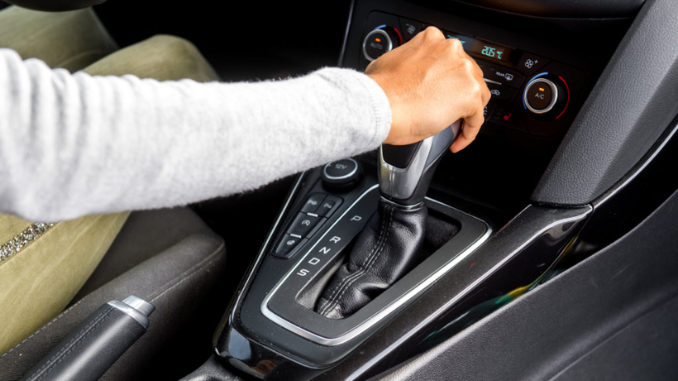 Mobil manual unggul dalam kontrol dan sering lebih ringan di biaya perawatan. Mobil otomatis unggul dalam kenyamanan, kemudahan belajar, dan pemakaian harian di jalan padat.