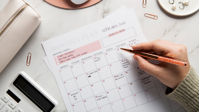 Jadwal yang terlalu keras hanya menambah beban, sedangkan pola yang realistis membantu Anda kembali bergerak setiap kali hari berubah.
